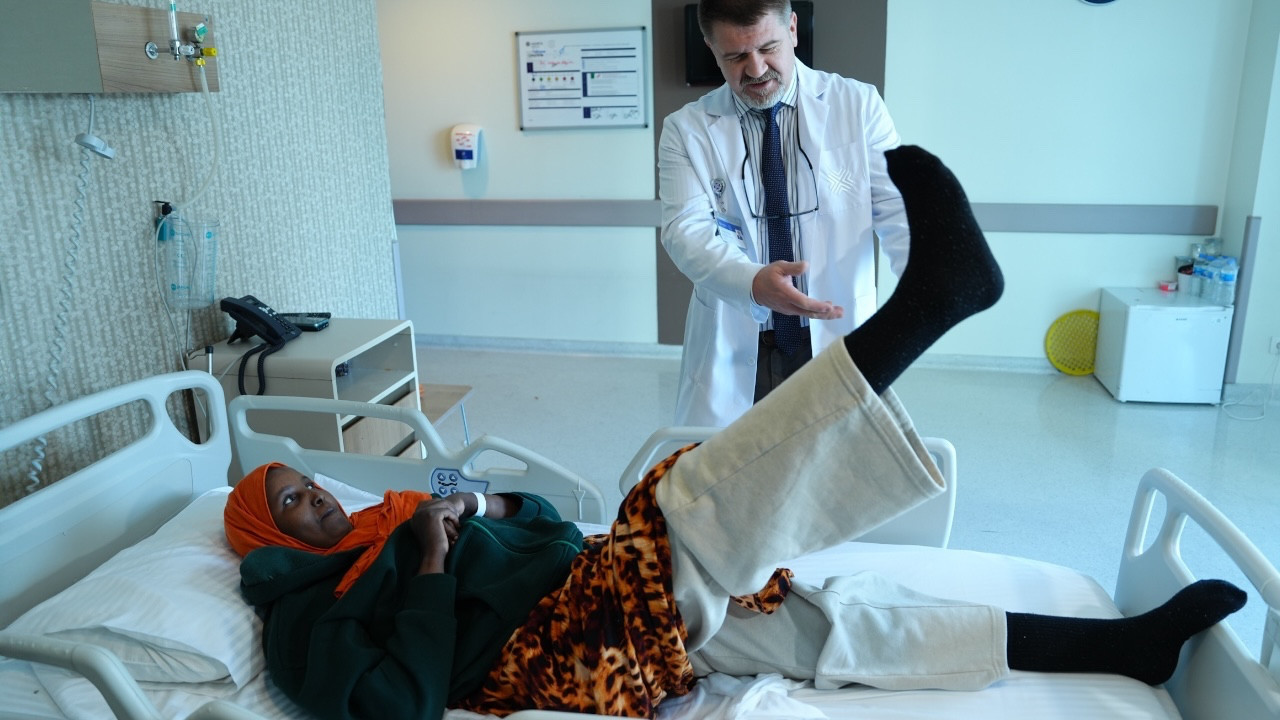 Cibuti’den felçli geldi, yürüyerek döndü! Tüberkülozun yıktığı omurgayı Türk doktorları inşa etti