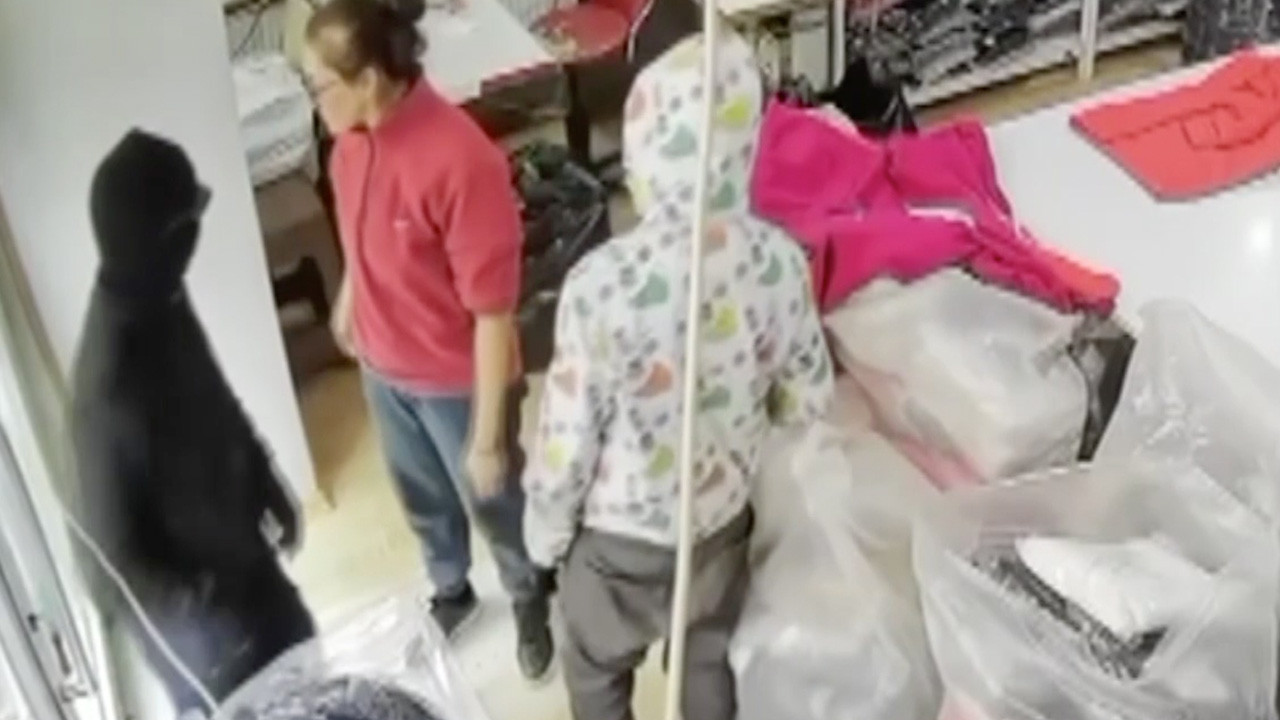 Kadın terzi gasp için dükkana gelenleri tokatlayarak çıkardı