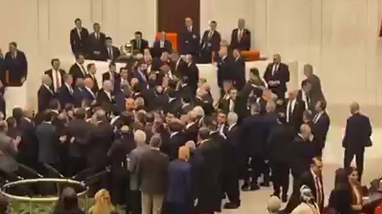 Meclis’te kıyamet koptu! Gürlek ve Çiftçi’nin yemin töreninde yumruklu kavga çıktı